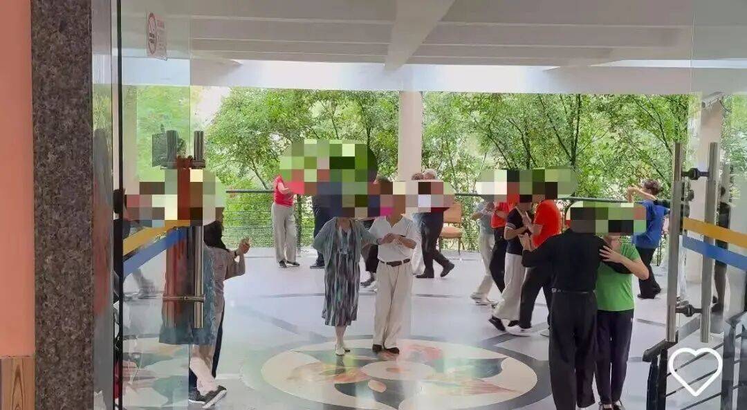 事發(fā)上海動(dòng)物園！阿姨爺叔免費(fèi)入園跳舞，被指影響動(dòng)物！園方回應(yīng)：管過(guò)，效果不好:方管